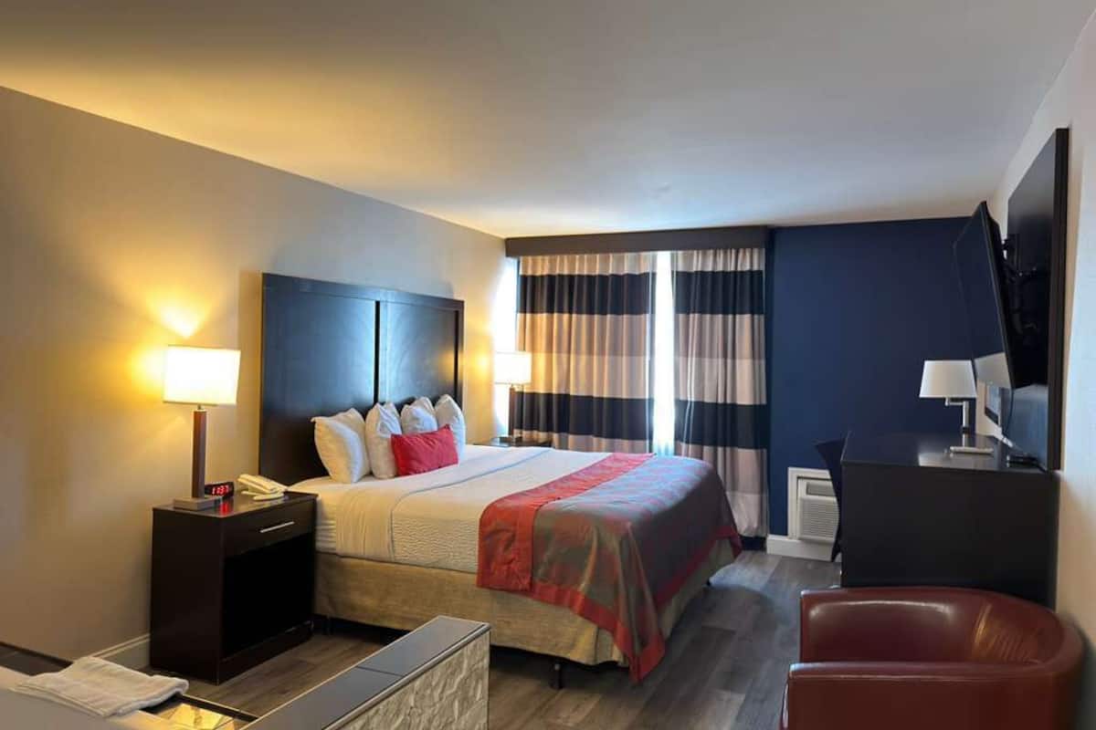 Superior Suite, 1 King Bed, Non Smoking | Premium bedding, pillow-top beds, in-room safe, desk