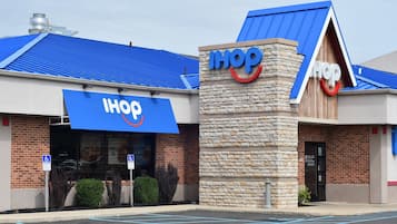 2 restaurants, lunch, dinner served; American cuisine