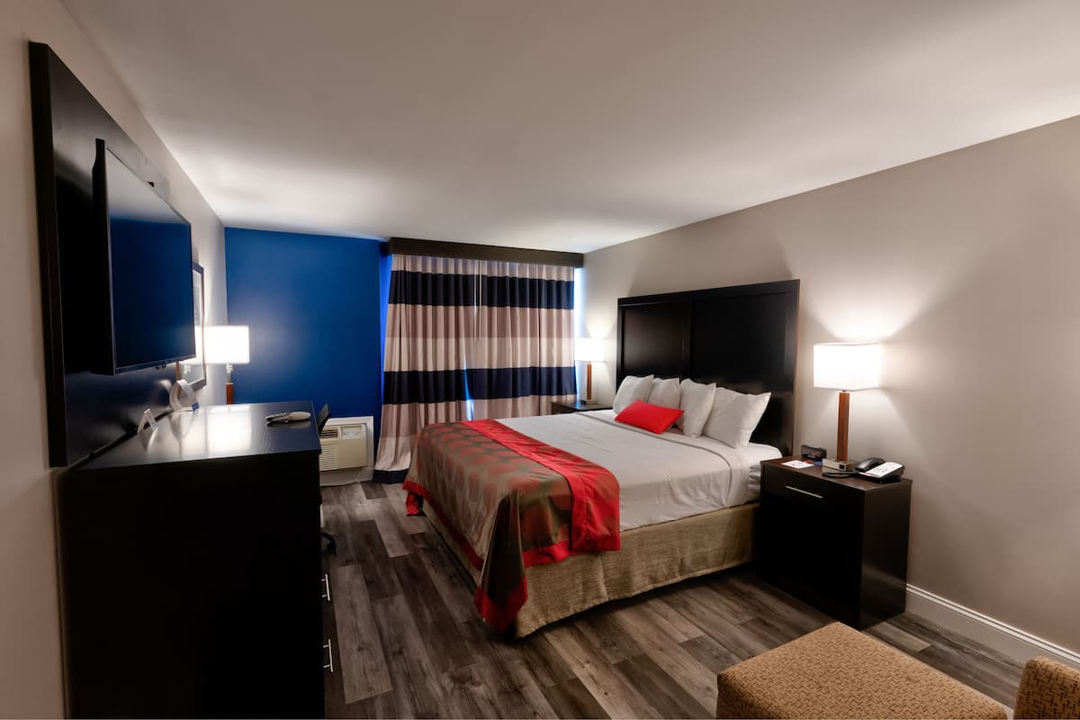 Superior Room, 1 King Bed, Non Smoking | Premium bedding, pillowtop beds, in-room safe, desk