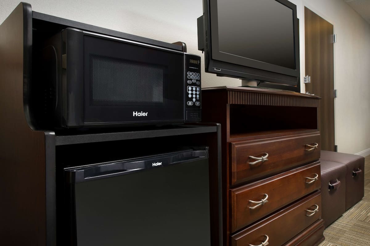 Coffre-fort, rideaux dâobscurcissement, fer et planche Ă  repasser