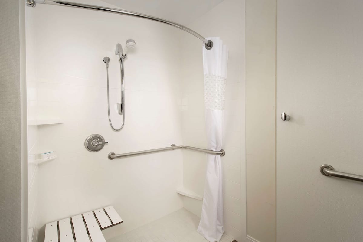 Articles de toilette (gratuits), séchoir à cheveux, serviettes fournies