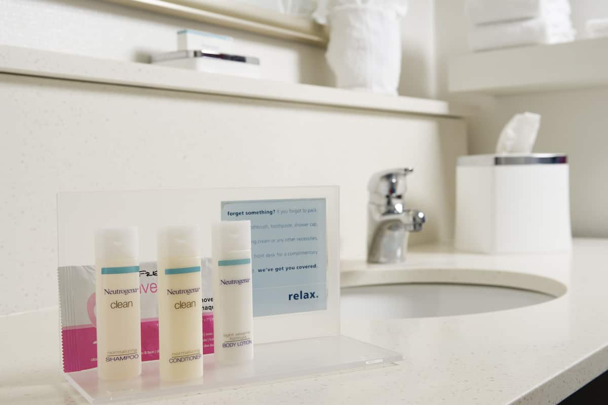 Articles de toilette (gratuits), séchoir à cheveux, serviettes fournies