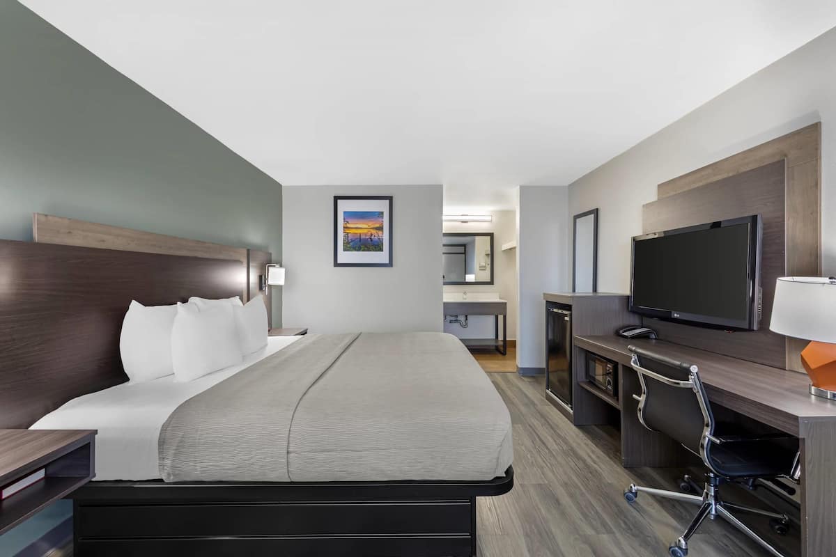 Skrivbord, arbetsyta för laptop, ljudisolering och strykjärn/strykbräda