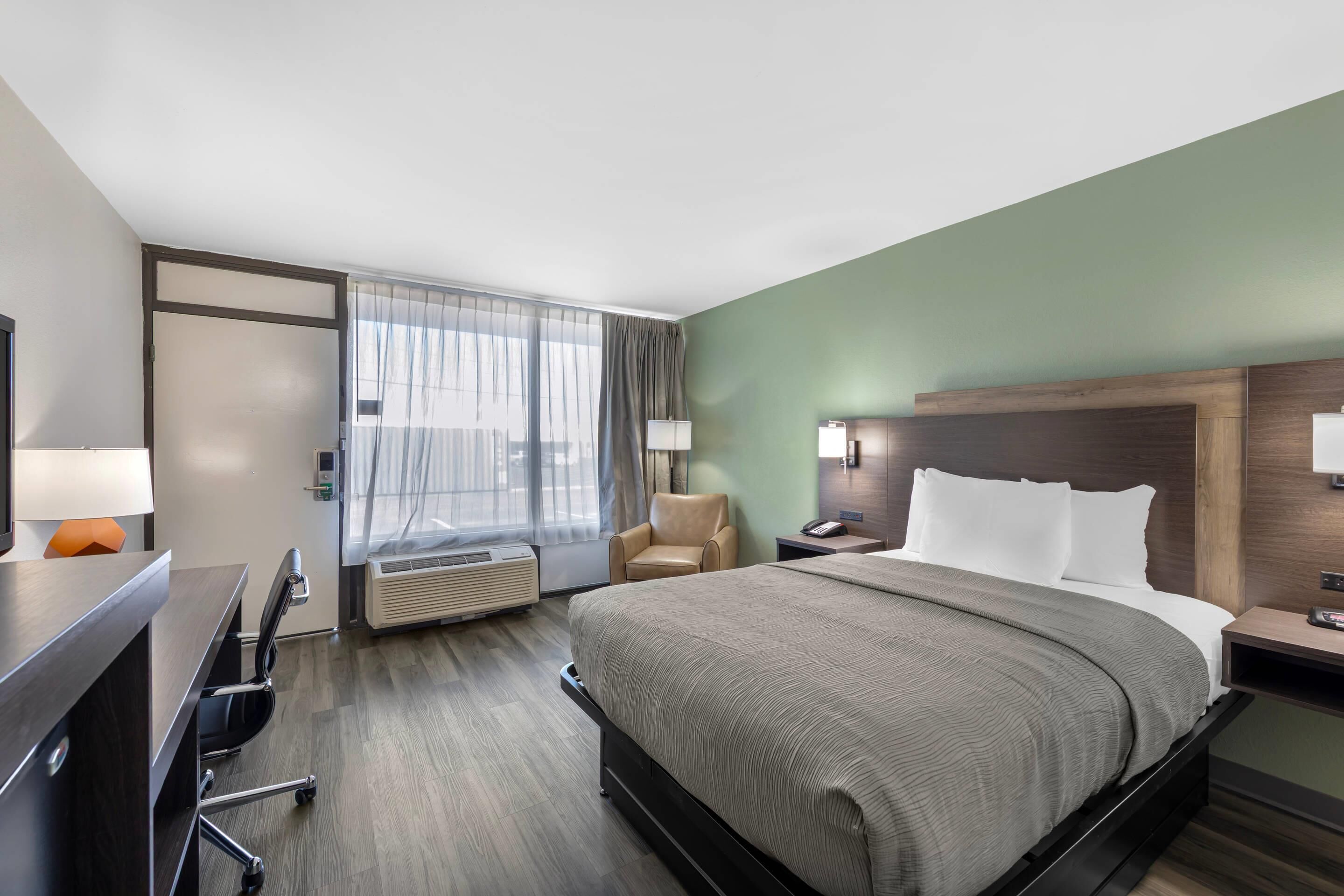 Room, 1 Double Bed, Accessible, Non Smoking | Desk, laptop workspace, soundproofing, iron/ironing board