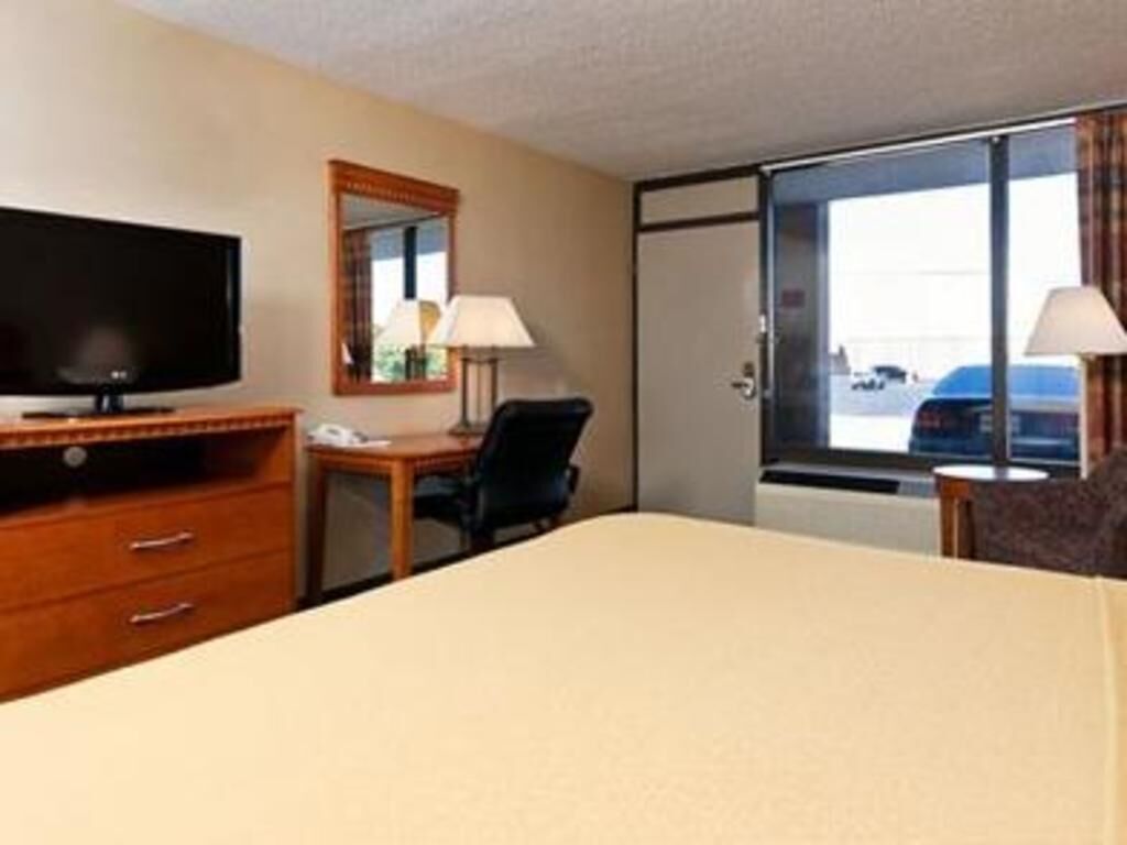 Desk, laptop workspace, soundproofing, iron/ironing board