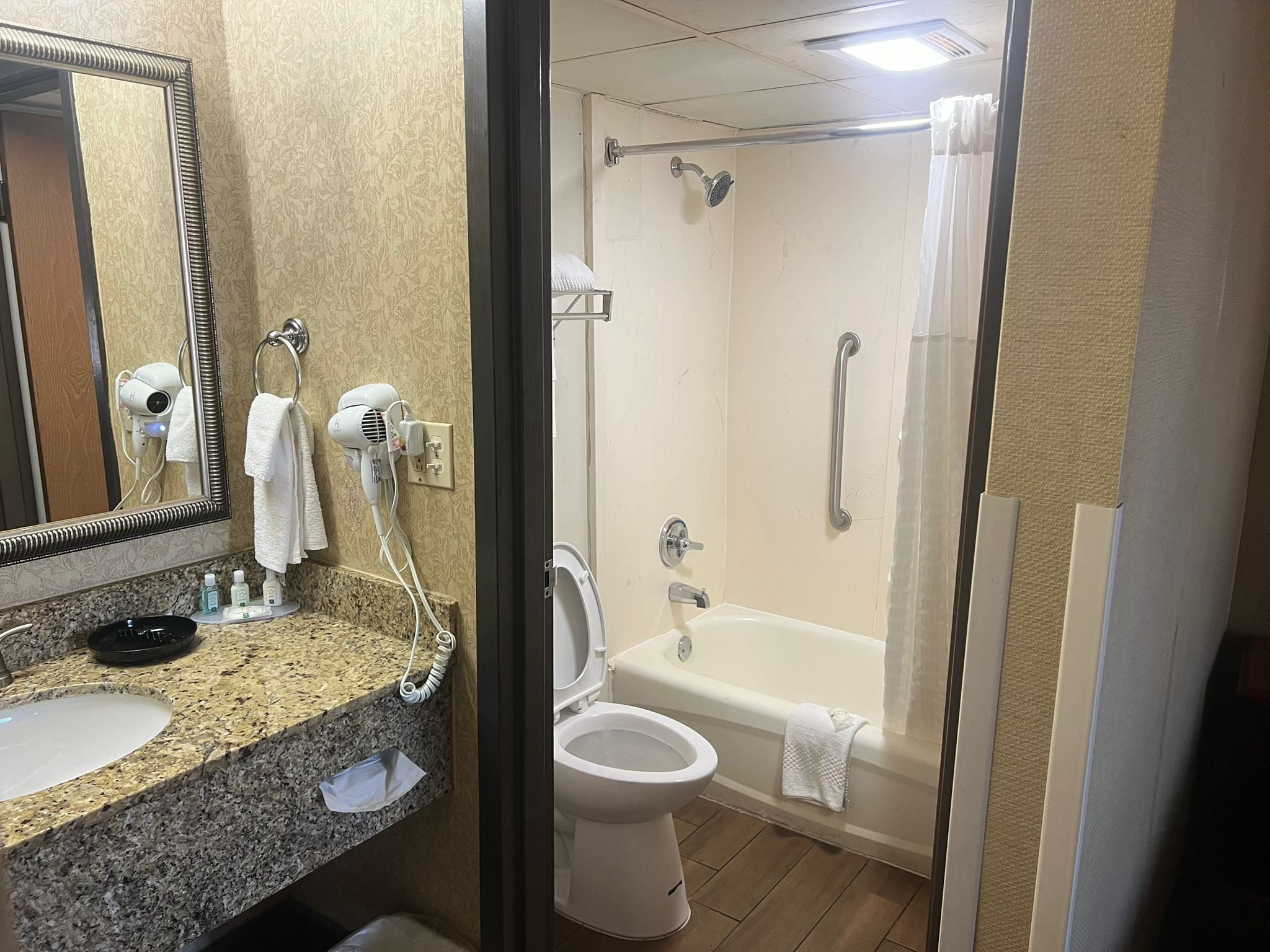 combined shower/bathtub, hair dryer, towels