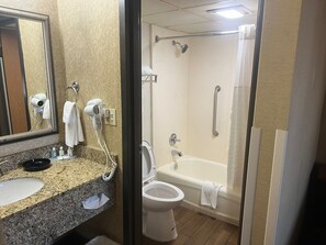 Combined shower/bathtub, hair dryer, towels