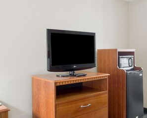 Desk, laptop workspace, soundproofing, iron/ironing board - Quality Inn Columbus, MS (Columbus)