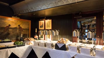 3 restaurants; breakfast, lunch, and dinner served
