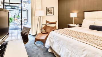 豪華客房, 1 張特大雙人床, 泳池景觀 | 高級寢具、羽絨被、客房內保險箱、書桌