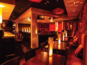3 restaurantes, se sirven desayunos, comidas, cenas y cocina americana