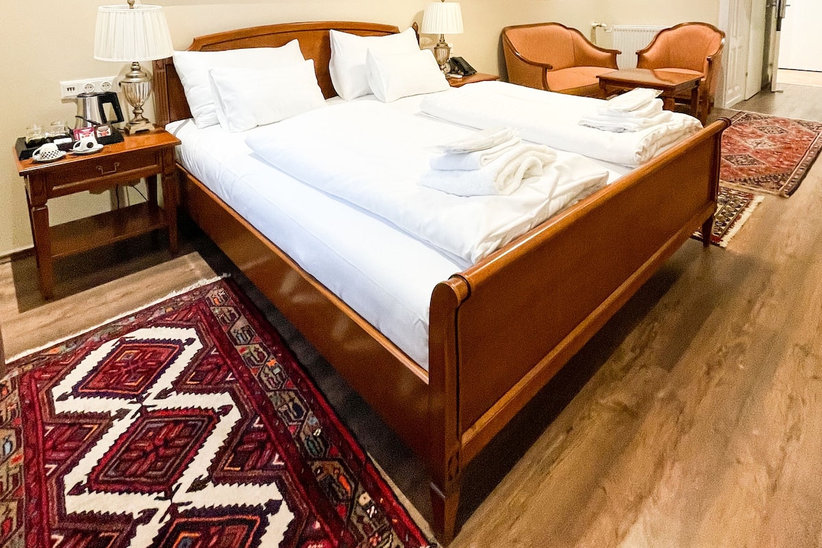 Standard-Doppelzimmer | Zimmersafe, individuell dekoriert, individuell eingerichtet