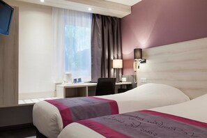 A hotel room with two beds, a desk, a chair, a lamp, and a TV. - Kyriad Lille Est Villeneuve d'Ascq (Villeneuve-d'Ascq)