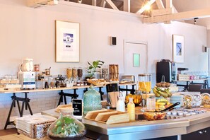 Petit déjeuner buffet (14.90 EUR par personne)