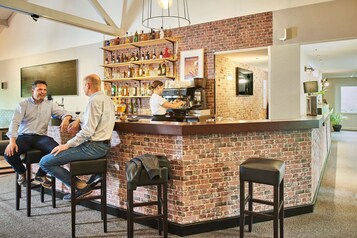 Bar à cocktails, vue sur le jardin, ouvert certains jours