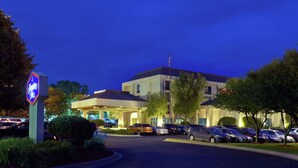 Un hôtel doté d’un parking et d’une enseigne indiquant qu’il s’agit d’un Hampton Inn.