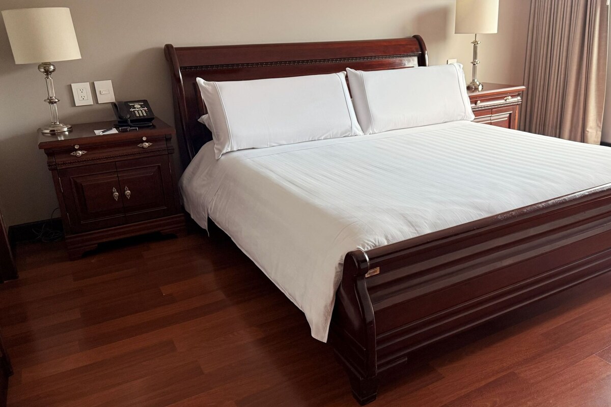 Suite, 1 queensize-seng (Suite 1 Bedroom Queen Bed) | Sengetøy av topp kvalitet, minibar, safe på rommet og skrivebord