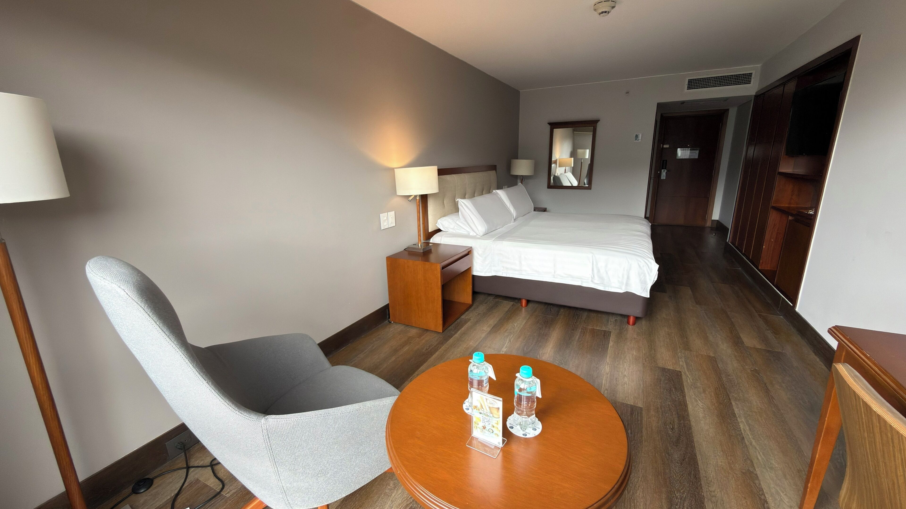 Phòng Tiêu chuẩn, 1 giường cỡ queen | Bộ đồ giường cao cấp, két bảo mật tại phòng, bàn, màn/rèm cản sáng 