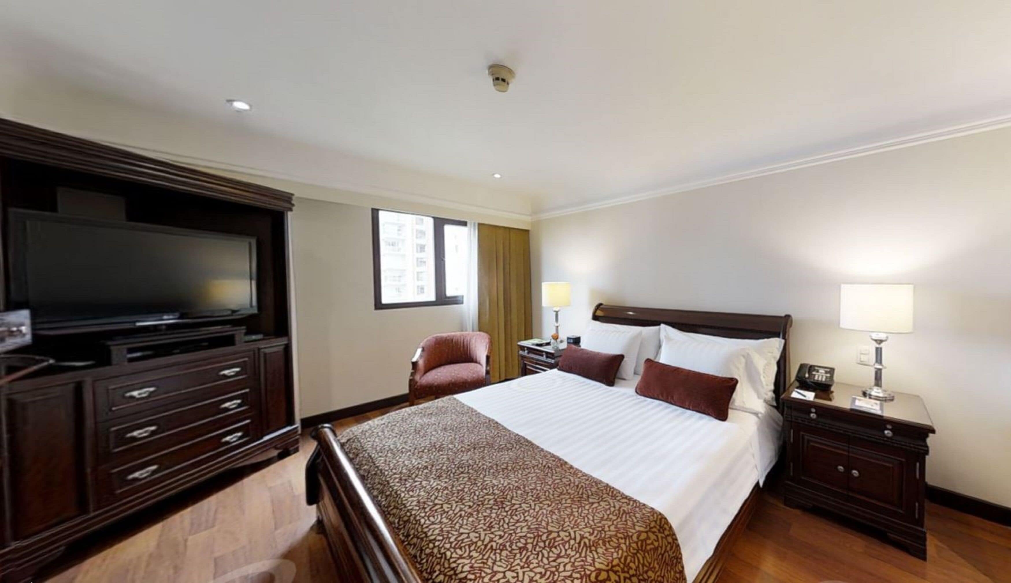 Phòng Suite Junior, 1 giường cỡ king (Junior Suite King Bed) | Bộ đồ giường cao cấp, két bảo mật tại phòng, bàn, màn/rèm cản sáng 