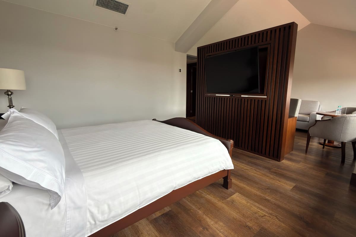 Premium bedding, in-room safe, desk, blackout curtains