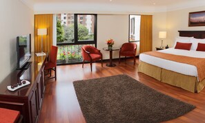 Ropa de cama de alta calidad y caja de seguridad en la habitación 