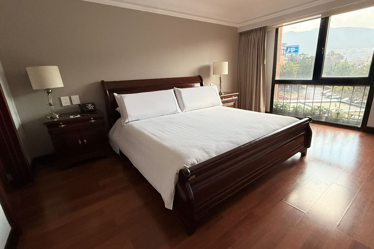 Suite, 1 Queen Bed (Suite 1 Bedroom Queen Bed) | Premium bedding, minibar, in-room safe, desk