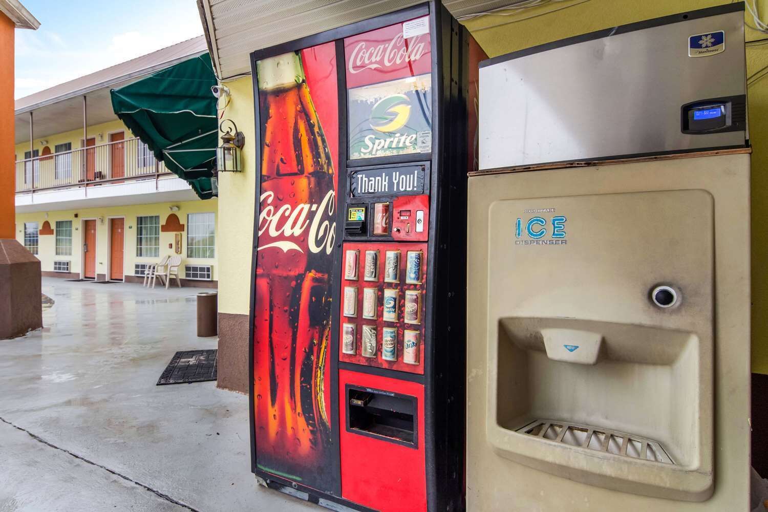 المنطقة المحيطة بالمنشأة