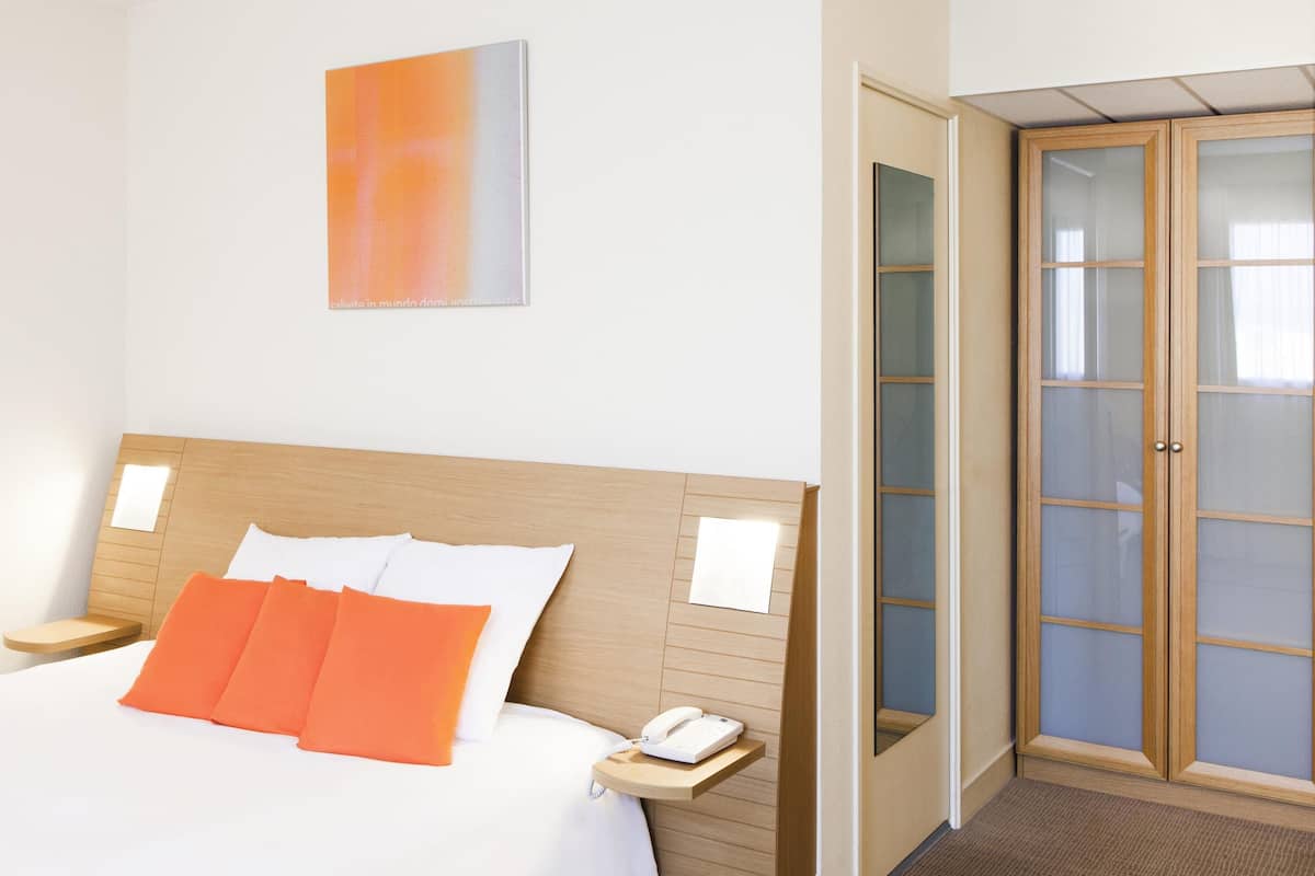 superior room, 1 double bed | premium bedding, minibar, in-room safe, desk