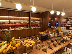 Petit déjeuner buffet (19.00 EUR par personne)