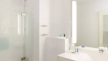 Superior kamer, 1 kingsize bed | Badkamer | milieuvriendelijk toiletgerief, een haardroger, handdoeken