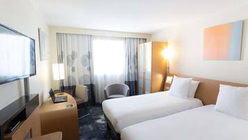 Superior kamer, 1 kingsize bed | Luxe beddengoed, een minibar, een kluis op de kamer, een bureau