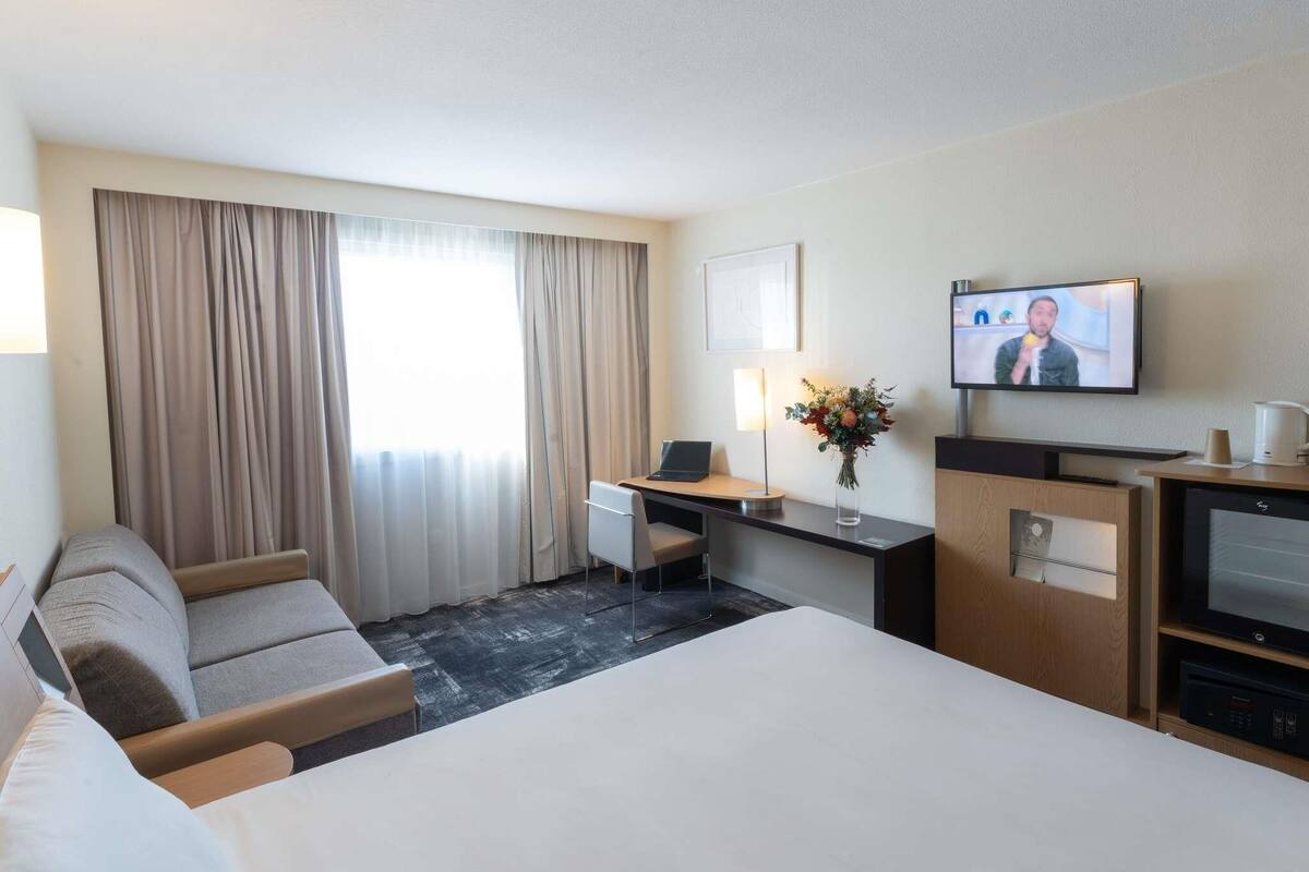 Premium bedding, minibar, in-room safe, desk