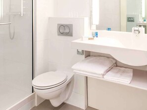 Executive Room, 1 Double Bed with Sofa bed | Bathroom | Eco-friendly toiletries, hair dryer, towels