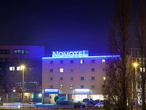 A hotel with a prominent 'Novotel' sign, a parking sign, and a restaurant sign. - Novotel Centre Nantes Bord de Loire (Nantes)