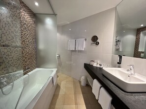 Superior Room | Bathroom | Eco-friendly toiletries, hair dryer, towels - Boutique Hotel Das Tigra (Vienna)