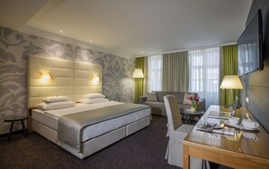 Hochwertige Bettwaren, Minibar, Zimmersafe, Schreibtisch