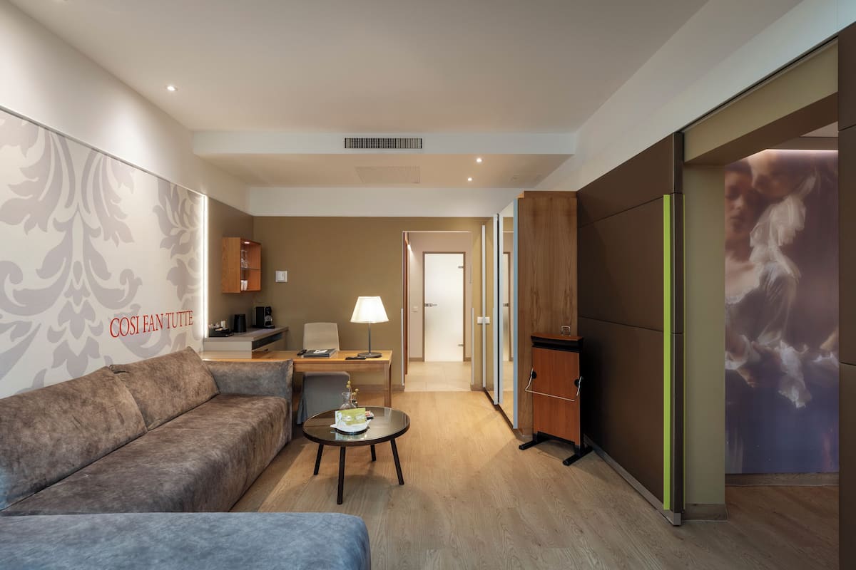 Suite | Sengetøy av topp kvalitet, minibar, safe på rommet og skrivebord