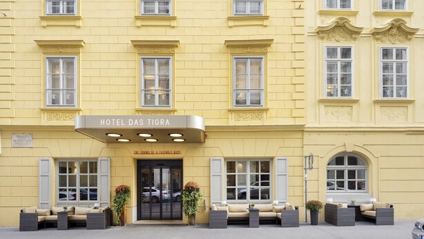 Un edifici groc amb un rètol que diu "HOTEL DAS TIRA".