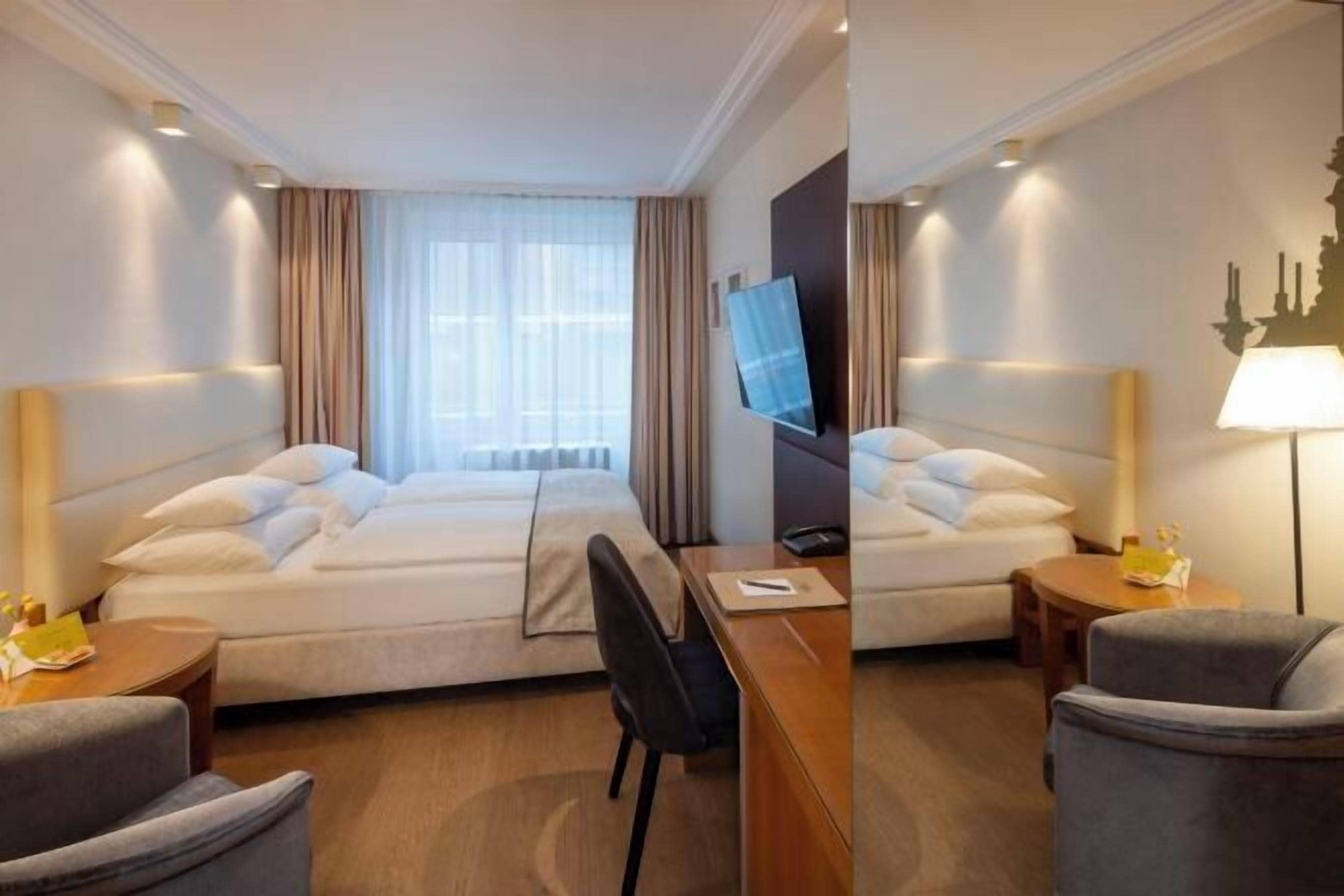 เครื่องนอนระดับพรีเมียม, มินิบาร์, ตู้นิรภัยในห้องพัก, โต๊ะทำงาน