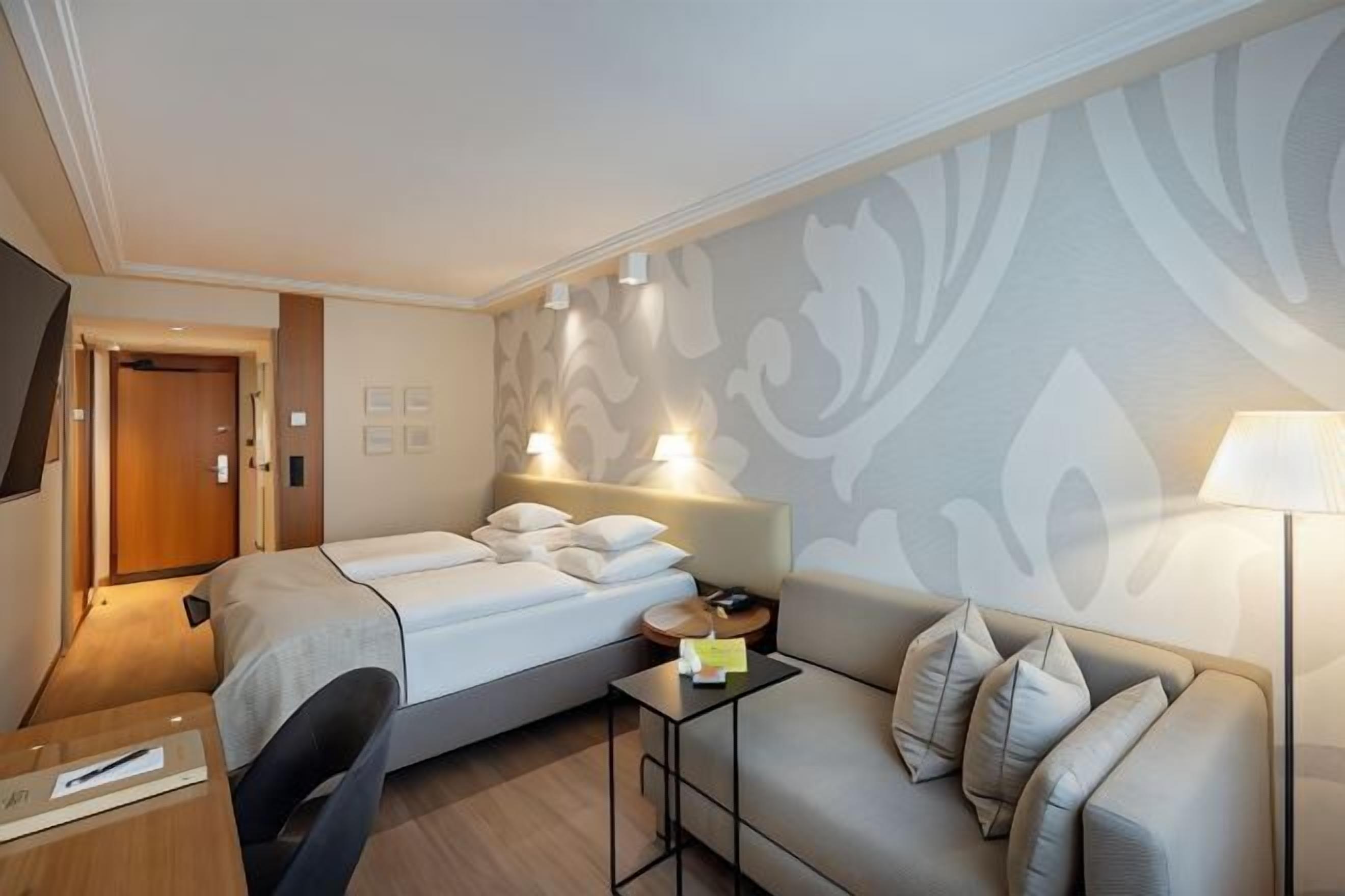 เครื่องนอนระดับพรีเมียม, มินิบาร์, ตู้นิรภัยในห้องพัก, โต๊ะทำงาน