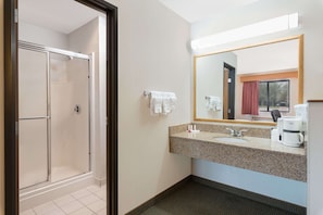 Amenidades de baño gratuitas, secadora de cabello, toallas