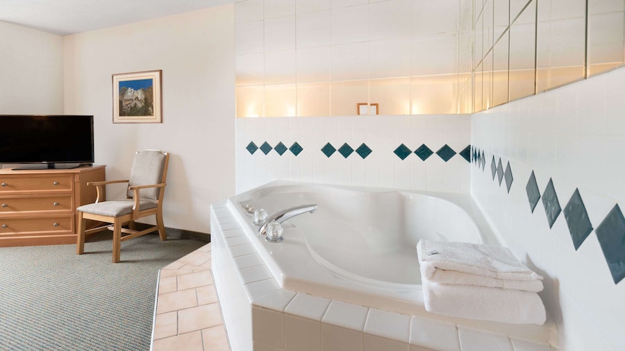 Baymont by Wyndham Hot Springs