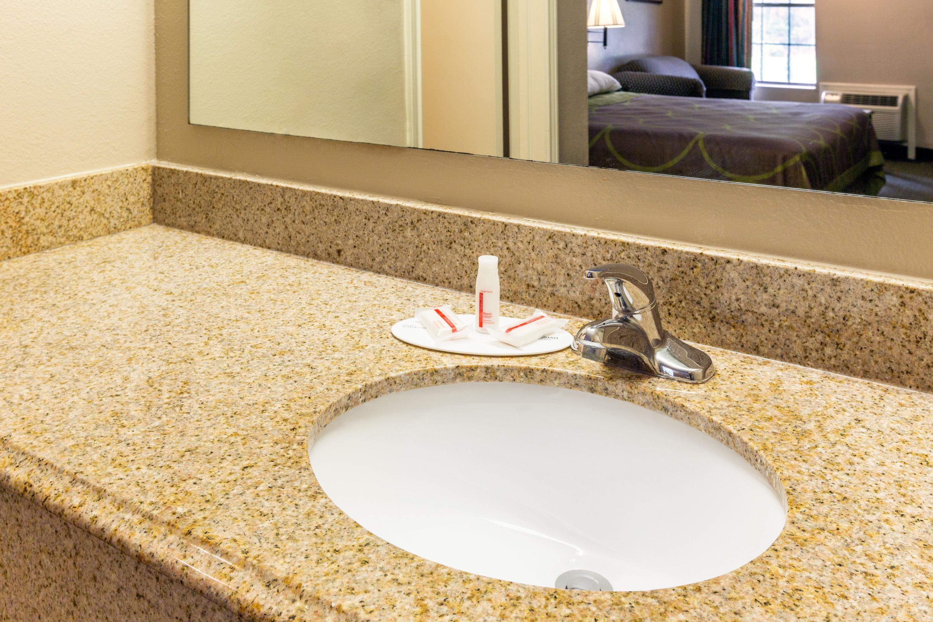 Combined shower/tub, hair dryer, towels