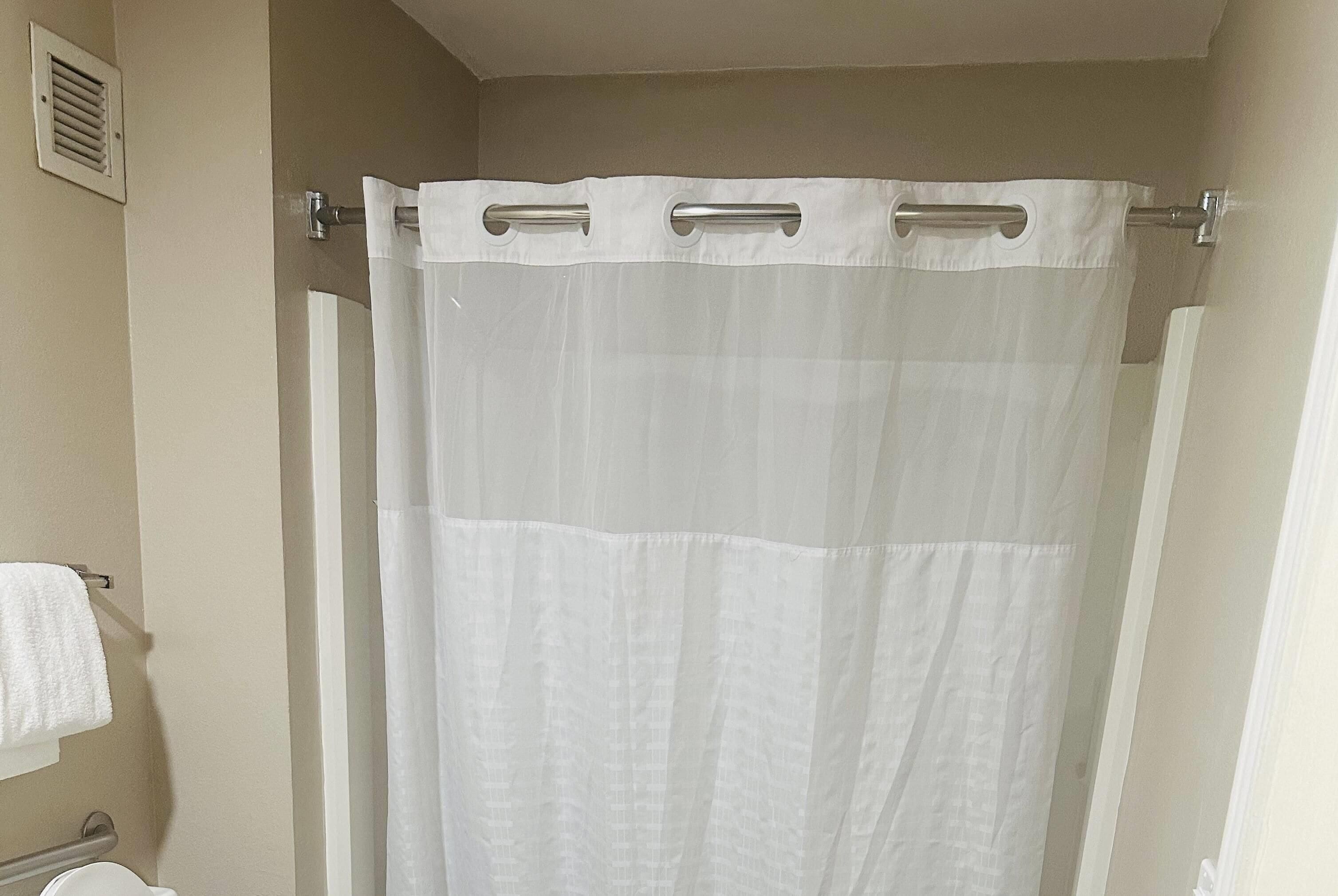 Ensemble baignoire-douche, séchoir à cheveux, serviettes fournies