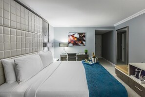 Chambre Deluxe, 1 très grand lit | Décoration personnalisée, ameublement personnalisé, bureau