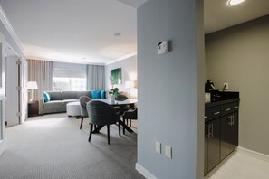 Suite Deluxe | 1 habitación, decoración personalizada, muebles diferentes y escritorio 