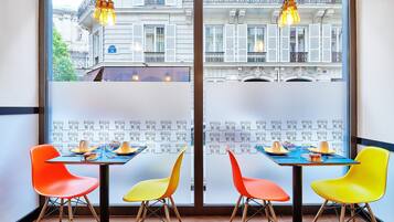 Desayuno buffet (EUR 14 por persona)