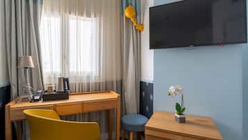 Single Room (Cocoon) - Free soft minibar, courtesy tray, Chromecast - Digital press | Minibar, in-room safe, desk, blackout curtains
