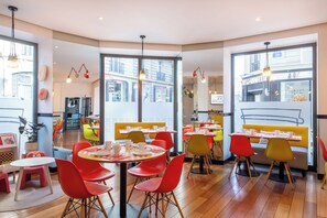 Desayuno buffet (EUR 14 por persona) 