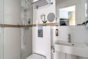 Yhden hengen huone (Cocoon) | Kylpyhuone | Ilmaiset hygieniatuotteet, hiustenkuivaaja, pyyhkeet